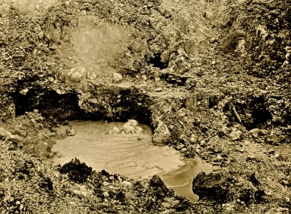 KITLV - 75177 - Kurkdjian, Fotograaf George P. Lewis, aldaar werkzaam - Sourabaya, Java - Gunung Papandayan - circa 1920