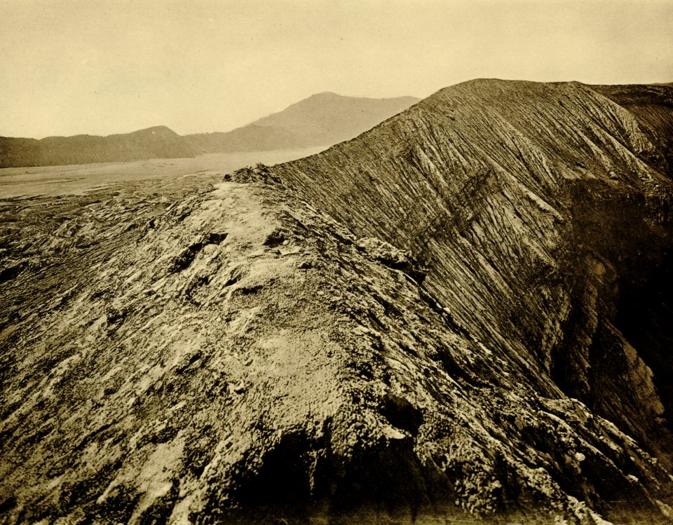KITLV - 75181 - Kurkdjian, Fotograaf George P. Lewis, aldaar werkzaam - Sourabaya, Java - Crater of Gunung Bromo - circa 1920