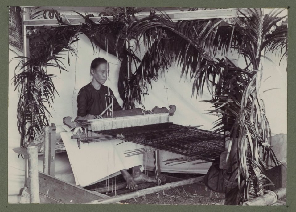 KITLV - 5651 - Kurkdjian, N.V. Photografisch Atelier O. - Soerabaja - Female songket weaver in Surabaya - circa 1925