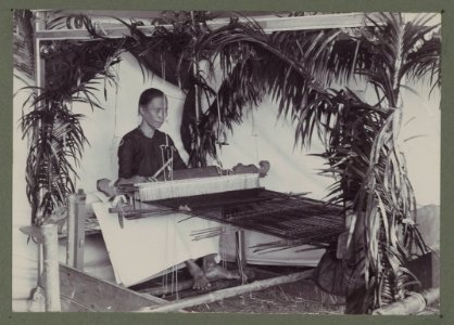 KITLV - 5651 - Kurkdjian, N.V. Photografisch Atelier O. - Soerabaja - Female songket weaver in Surabaya - circa 1925