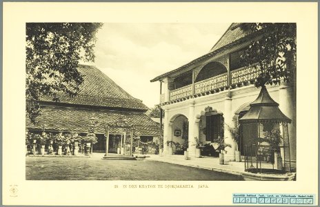 KITLV - 37359 - Demmeni, J. - Tulp, De - Haarlem - The courtyard of the Kraton at Yogyakarta - 1911