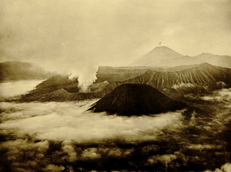 KITLV - 75185 - Kurkdjian, Fotograaf George P. Lewis, aldaar werkzaam - Sourabaya, Java - The Sand Sea (Lautan pasir), Gunung Bromo and Gunung Semeru (rear) - circa 1920