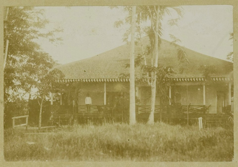 KITLV - 25846 - Demmeni, J. - Combined lieutenant's and doctor's house of the Health Officer A. W. Nieuwenhuis at Sambas, West Borneo - 1892