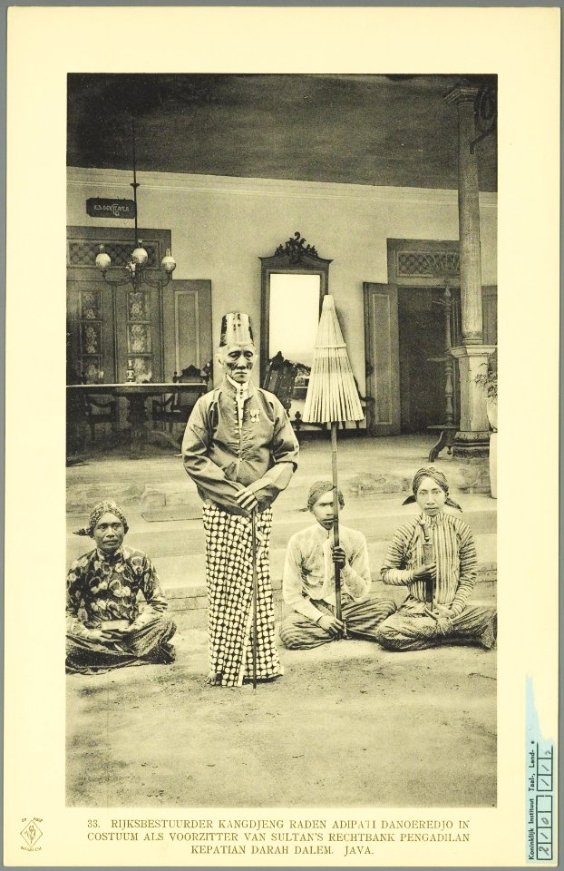 KITLV - 37363 - Demmeni, J. - Tulp, De - Haarlem - The regent and chairman of the court Pengadilan Kepatian Darah Dalam Yogyakarta, Raden Adhipatti Danoeredjo, with ceremonial umbrella and three servants - 1911