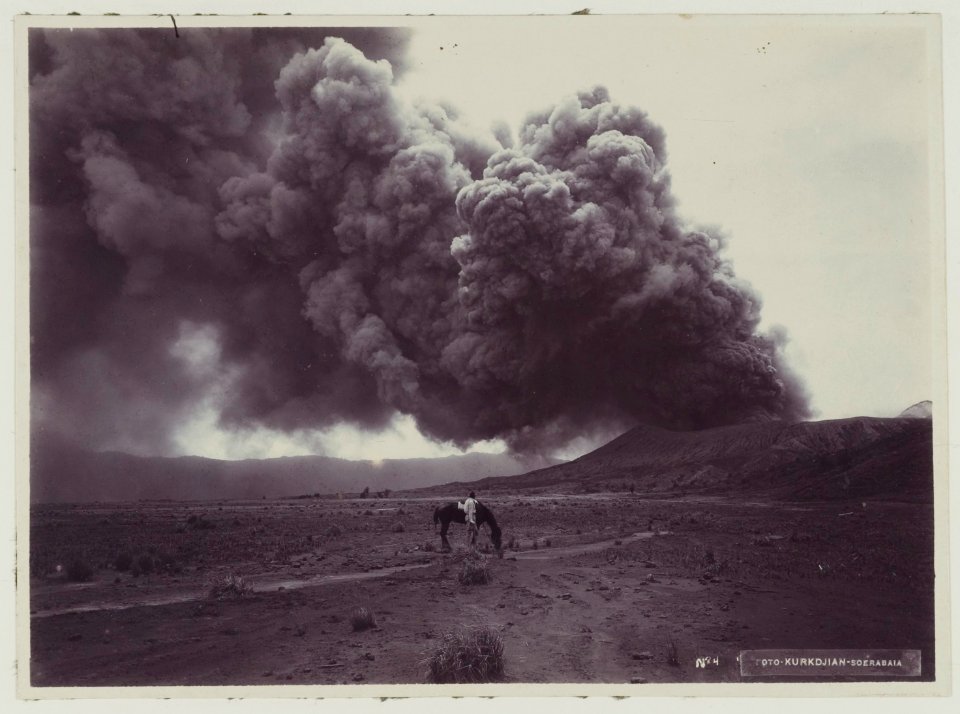 KITLV - 5804 - Kurkdjian - Soerabaja - The Sand Sea (Lautan pasir) and Mount Bromo in the Tengger Mountains in East Java - circa 1910