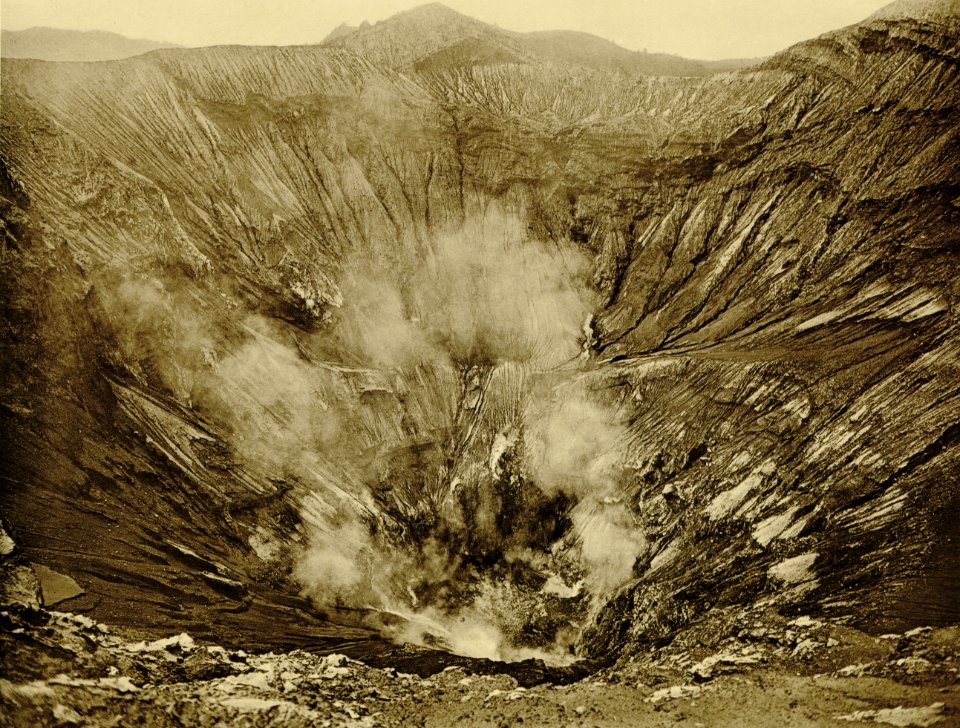 KITLV - 75189 - Kurkdjian, Fotograaf George P. Lewis, aldaar werkzaam - Sourabaya, Java - The crater of Gunung Bromo - circa 1920