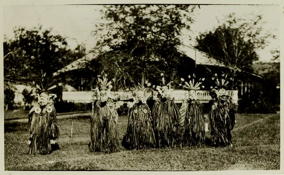 KITLV - 26183 - Demmeni, J. - Ghost Dance by young men from the Kayans on the Bloeoe River during the seed sowing festival, Upper Mahakam, Central Borneo - 1896-1897
