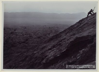KITLV - 5808 - Kurkdjian - Soerabaja - Mount Bromo in East Java - circa 1910 photo