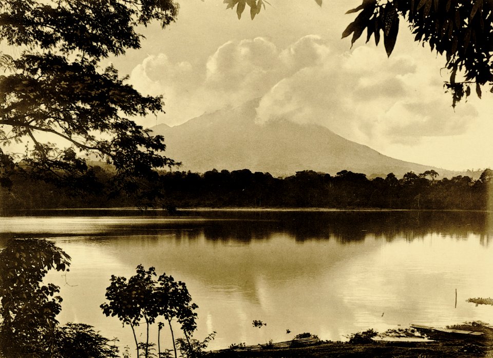 KITLV - 75193 - Kurkdjian, Fotograaf George P. Lewis, aldaar werkzaam - Sourabaya, Java - Lake Klakah, in the background the Gunung Lamongan - circa 1920