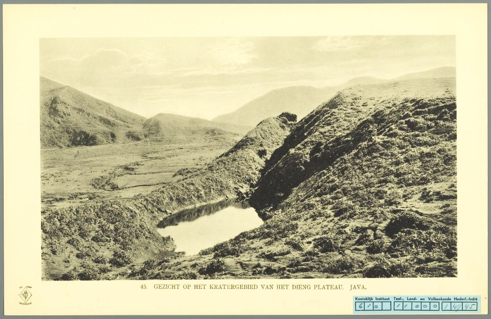 KITLV - 37375 - Demmeni, J. - Tulp, De - Haarlem - Dieng Plateau, Java. Mountain landscape with lake - 1911