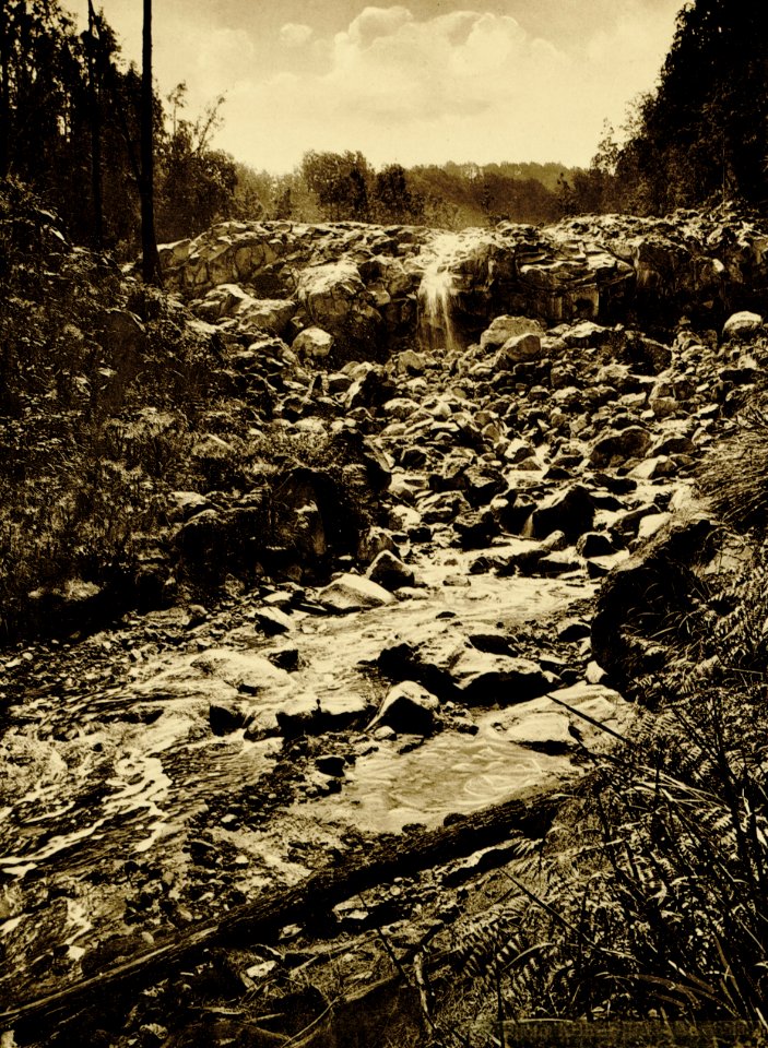 KITLV - 75200 - Kurkdjian, Fotograaf George P. Lewis, aldaar werkzaam - Sourabaya, Java - Riverbed in East Java - circa 1920