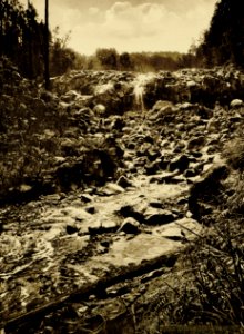 KITLV - 75200 - Kurkdjian, Fotograaf George P. Lewis, aldaar werkzaam - Sourabaya, Java - Riverbed in East Java - circa 1920