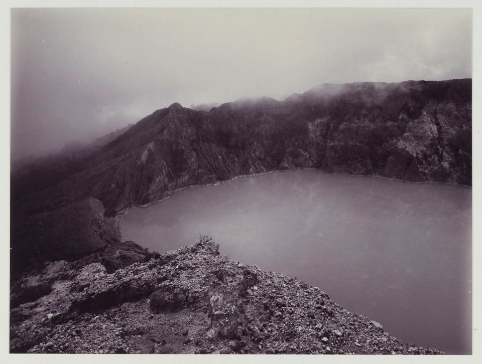 KITLV - 5826 - Kurkdjian - Soerabaja - Crater lake at the Ijen Plateau in East Java - circa 1909