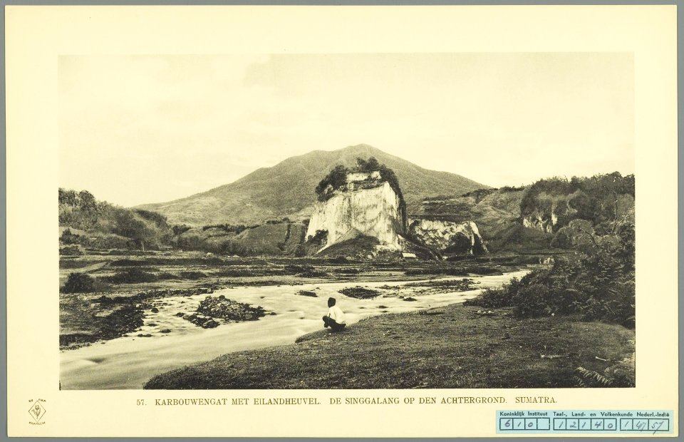 KITLV - 37386 - Demmeni, J. - Tulp, De - Haarlem - The Karbouwengat (Ngarai Sianok, Kota Bukittinggi) with Singgalang in the background - 1911