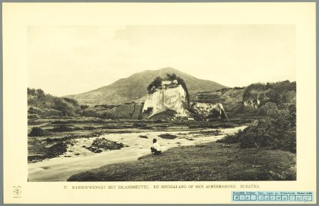 KITLV - 37386 - Demmeni, J. - Tulp, De - Haarlem - The Karbouwengat (Ngarai Sianok, Kota Bukittinggi) with Singgalang in the background - 1911