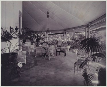 KITLV - 7799 - Kurkdjian - Soerabaja - Rear gallery of the administrator's house of the sugar company De Maas near Panarukan - circa 1910