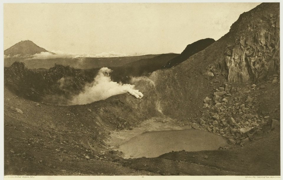 KITLV - 26878 - Kleingrothe, C.J. - Medan - Sulphur lake at Mount Sinabung. At the left Mount Sibayak, East Coast of Sumatra - circa 1905