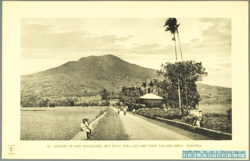 KITLV - 37390 - Demmeni, J. - Tulp, De - Haarlem - The Singgalang volcano with the village Kota Tua, Sumatra - 1911
