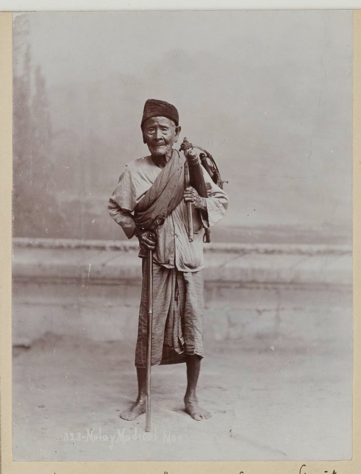 KITLV - 6538 - Lambert & Co., G.R. - Singapore - Malay witch doctor in the Straits Settlements - circa 1890