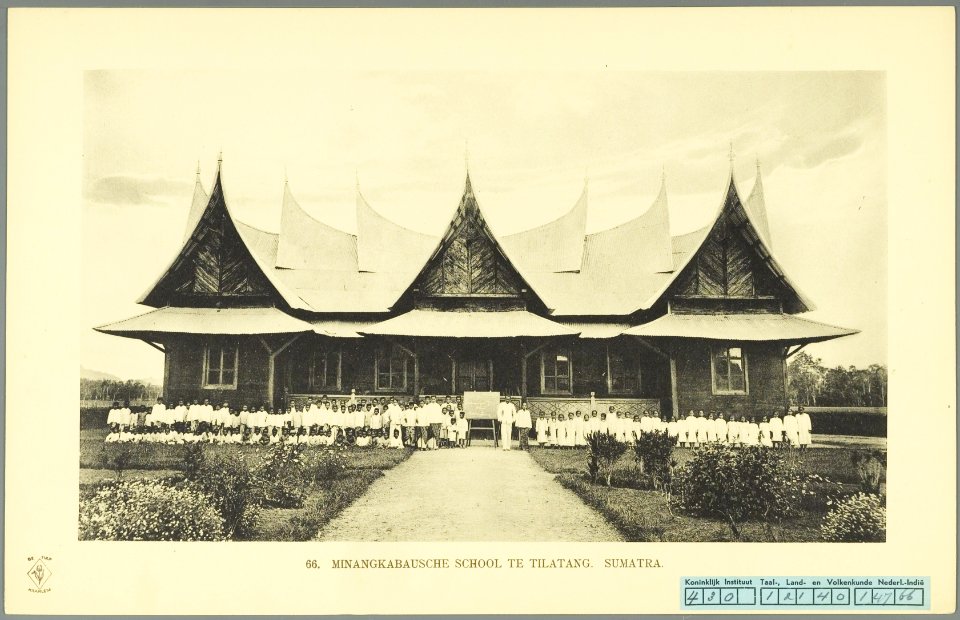 KITLV - 37395 - Demmeni, J. - Tulp, De - Haarlem - Teachers and pupils in front of a Minangkabau school at Tilatang on Sumatra's west coast - 1911