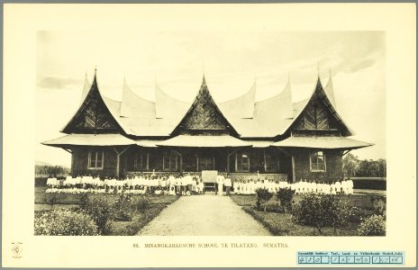 KITLV - 37395 - Demmeni, J. - Tulp, De - Haarlem - Teachers and pupils in front of a Minangkabau school at Tilatang on Sumatra's west coast - 1911