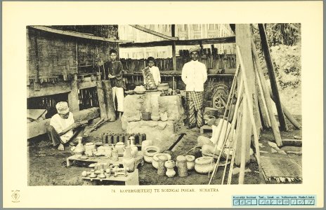 KITLV - 37403 - Demmeni, J. - Tulp, De - Haarlem - A copper foundry at Sungai Puar on Sumatra's west coast - 1911