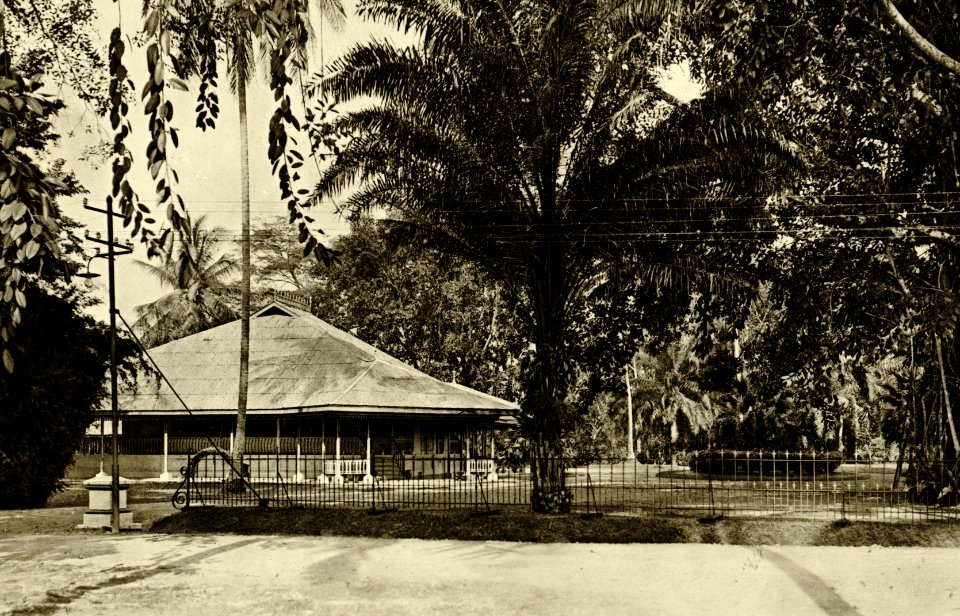 KITLV - 78295 - Kleingrothe, C.J. - Medan - Assistant's house on a tobacco plantation of the Amsterdam Deli Company at Padang Bulan near Medan, Sumatra - circa 1900