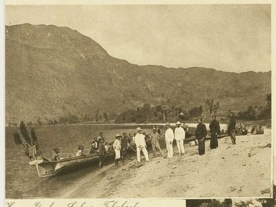 KITLV - 26902 - Kleingrothe, C.J. - Medan - Europeans and natives in a Sulus Toba boat on the shore of Lake Toba - circa 1905