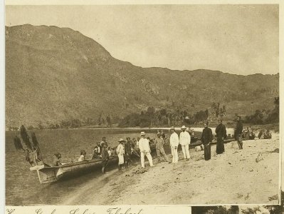 KITLV - 26902 - Kleingrothe, C.J. - Medan - Europeans and natives in a Sulus Toba boat on the shore of Lake Toba - circa 1905