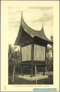KITLV - 37419 - Demmeni, J. - Tulp, De - Haarlem - A Minangkabau lumbung (rice barn) - 1911