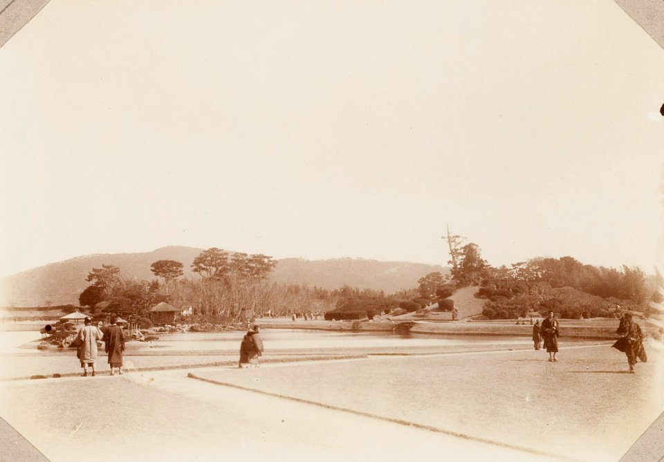 KITLV - 65871 - Gardens in Yokohama in Japan - presumably 1900-1902