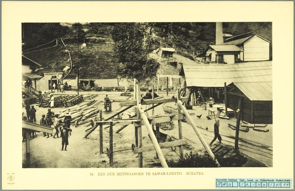 KITLV - 37423 - Demmeni, J. - Tulp, De - Haarlem - One of the mine entrances at the coal mines in Sawahlunto - 1911