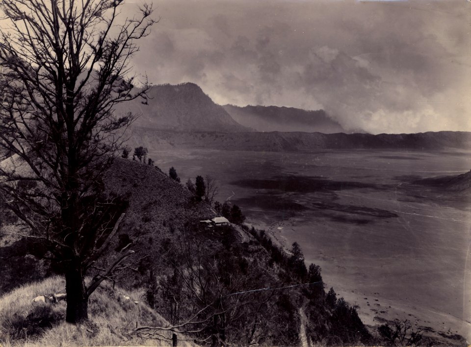 KITLV - 69008 - Kurkdjian, Hofphotogaaf van H.M. de Koningin O. - The Sand Sea (Lautan pasir) with the right foot of Mount Bromo in Java - 1910-1925