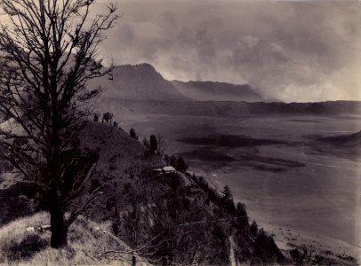 KITLV - 69008 - Kurkdjian, Hofphotogaaf van H.M. de Koningin O. - The Sand Sea (Lautan pasir) with the right foot of Mount Bromo in Java - 1910-1925
