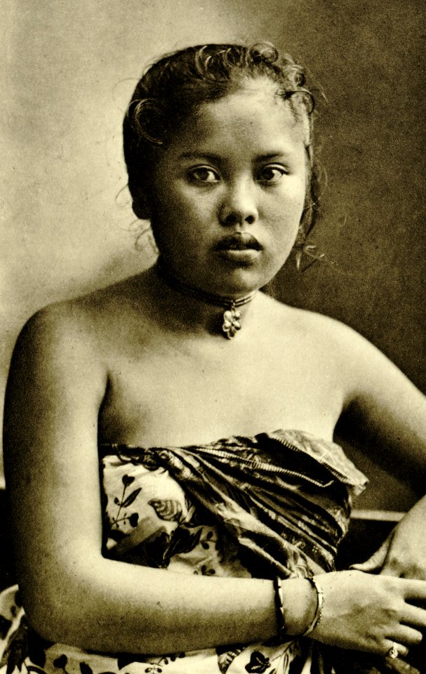 KITLV - 78319 - Kleingrothe, C.J. - Medan - Javanese woman at a tobacco plantation of the Amsterdam Deli Company in Medan, Sumatra - circa 1900