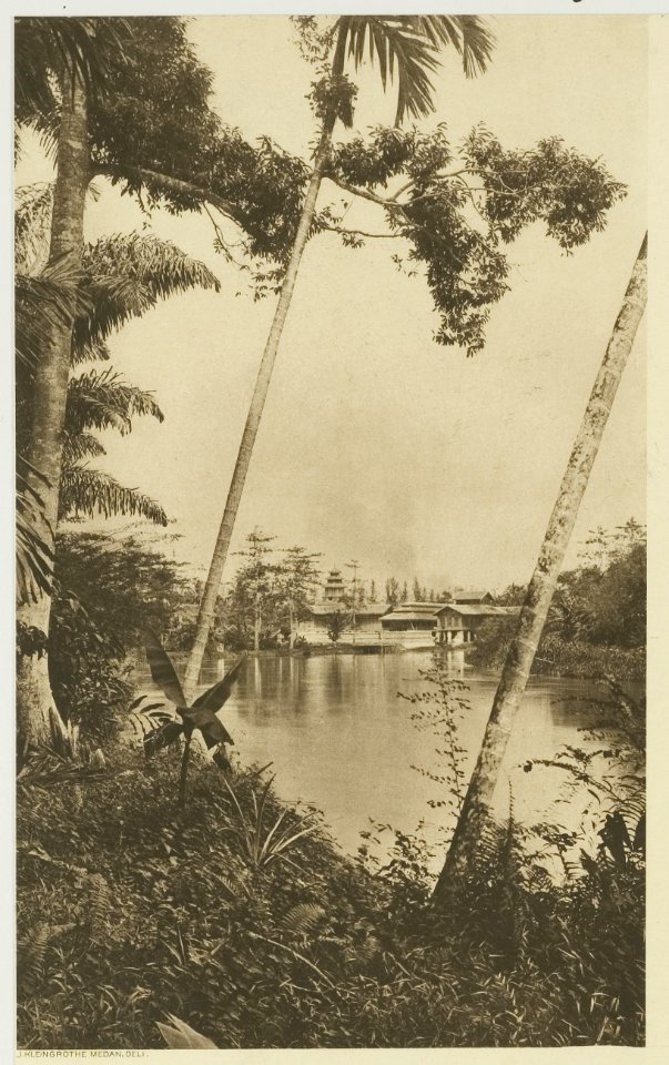 KITLV - 26914 - Kleingrothe, C.J. - Medan - Wampu River against the backdrop of the palace of the Sultan of Langkat, East Coast of Sumatra - circa 1905