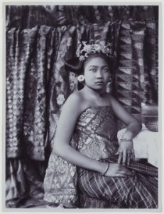 KITLV - 7292 - Kurkdjian - Soerabaja - Young woman on Bali - circa 1910
