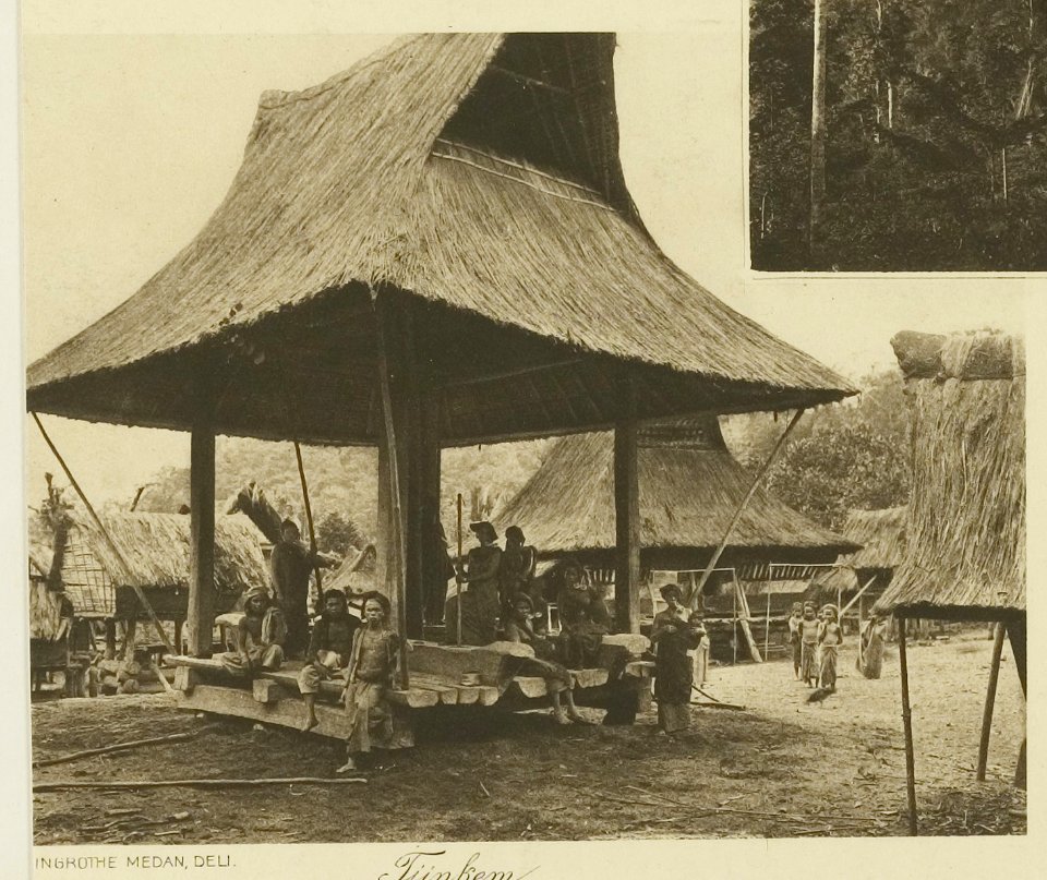 KITLV - 26922 - Kleingrothe, C.J. - Medan - The village Tjinkem, East Coast of Sumatra. Straw-thatched pavillion with people - circa 1905