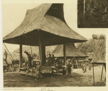 KITLV - 26922 - Kleingrothe, C.J. - Medan - The village Tjinkem, East Coast of Sumatra. Straw-thatched pavillion with people - circa 1905