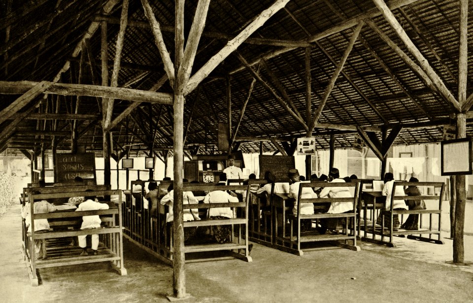 KITLV - 78332 - Kleingrothe, C.J. - Medan - Children of coolies in the school of the Amsterdam Deli Company in Medan, Sumatra - circa 1900