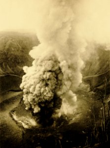 KITLV - 75175 - Kurkdjian, Fotograaf George P. Lewis, aldaar werkzaam - Sourabaya, Java - Eruption of the volcano Gunung Tangkuban Parahu - circa 1920