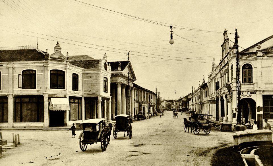 KITLV - 78466 - Kleingrothe, C.J. - Medan - The Kesawan at Medan, Sumatra. Streetview with horse-drawn carriages - circa 1905
