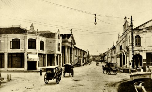 KITLV - 78466 - Kleingrothe, C.J. - Medan - The Kesawan at Medan, Sumatra. Streetview with horse-drawn carriages - circa 1905