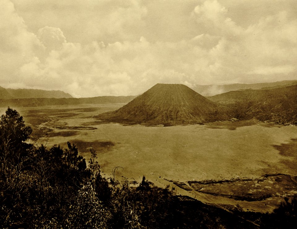 KITLV - 75187 - Kurkdjian, Fotograaf George P. Lewis, aldaar werkzaam - Sourabaya, Java - The Sand Sea (Lautan pasir) and Gunung Batok - circa 1920