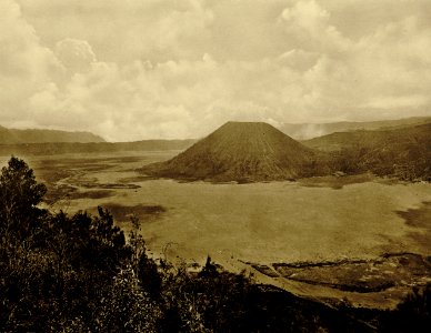 KITLV - 75187 - Kurkdjian, Fotograaf George P. Lewis, aldaar werkzaam - Sourabaya, Java - The Sand Sea (Lautan pasir) and Gunung Batok - circa 1920
