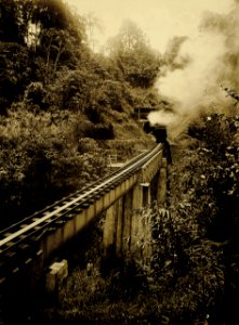 KITLV - 75191 - Kurkdjian, Fotograaf George P. Lewis, aldaar werkzaam - Sourabaya, Java - Railway bridge at Banjoewangi - circa 1920