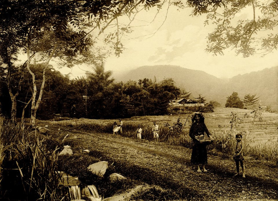 KITLV - 75195 - Kurkdjian, Fotograaf George P. Lewis, aldaar werkzaam - Sourabaya, Java - Woman and children in Tretes near the volcano Arjuno-Welirang (Gunung Arjuno) - circa 1920