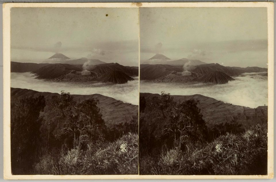 KITLV - 28595 - Kurkdjian, Ohannes - Soerabaja - The sea of sand with volcanoes Batok, Bromo, Widodaran and Semeru in the Tengger mountains - circa 1912