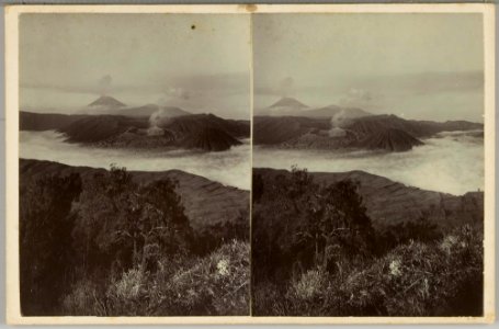 KITLV - 28595 - Kurkdjian, Ohannes - Soerabaja - The sea of sand with volcanoes Batok, Bromo, Widodaran and Semeru in the Tengger mountains - circa 1912