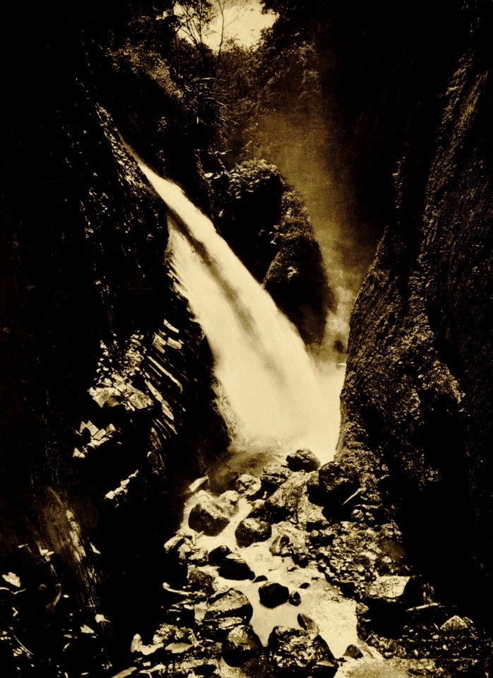 KITLV - 75199 - Kurkdjian, Fotograaf George P. Lewis, aldaar werkzaam - Sourabaya, Java - Gorge Banjoepait in Ijen Mountains in East Java - circa 1920